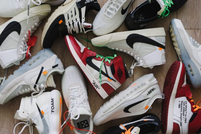 Il fenomeno del Reselling: una moda o un vero e proprio business? Dal 2020 in poi, la pratica del reselling è diventato uno dei temi contemporanei più scottanti del mondo della moda.