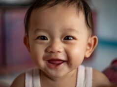 In breve: la Cina dice sì al terzo figlio Gli ultimi dati anagrafici hanno spaventato il governo cinese, che ha dunque deciso di dare il via libera alle coppie ad avere fino a tre figli.