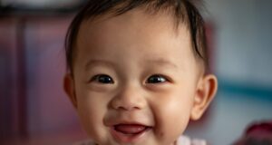 In breve: la Cina dice sì al terzo figlio Gli ultimi dati anagrafici hanno spaventato il governo cinese, che ha dunque deciso di dare il via libera alle coppie ad avere fino a tre figli.