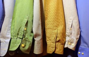 La moda Grand Millennials: l’armadio dei nonni che aiuta a “vestire” Una delle ultime tendenze dei Millennials è quello di tuffarsi in un mondo vintage un po’ particolare, a noi vicino: l’armadio dei nonni, l’armadio dei sogni e dei ricordi.
