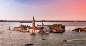 La Serenissima e la Fashion Week 2021-22 in gondola insieme La Haute Couture per la stagione autunno-inverno 2021-22 sceglie una nuova maison che pullula di arte e creatività in ogni dove: Venezia. Nasce la Venice Fashion Week 2021.