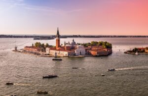 La Serenissima e la Fashion Week 2021-22 in gondola insieme La Haute Couture per la stagione autunno-inverno 2021-22 sceglie una nuova maison che pullula di arte e creatività in ogni dove: Venezia. Nasce la Venice Fashion Week 2021.