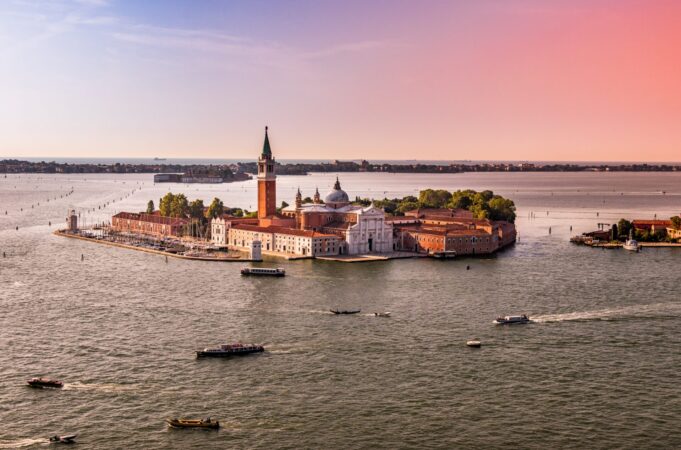 La Serenissima e la Fashion Week 2021-22 in gondola insieme La Haute Couture per la stagione autunno-inverno 2021-22 sceglie una nuova maison che pullula di arte e creatività in ogni dove: Venezia. Nasce la Venice Fashion Week 2021.