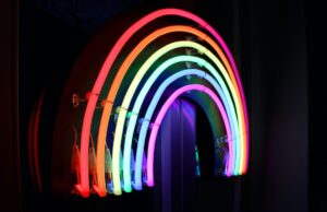 Giugno, mese del Pride In ricordo delle lotte, dei traguardi politici, sociali e culturali della comunità LGBTQ+, giugno è il mese dedicato alla celebrazione dell’orgoglio arcobaleno. Scopri il perché e quali saranno i principali eventi in Italia!