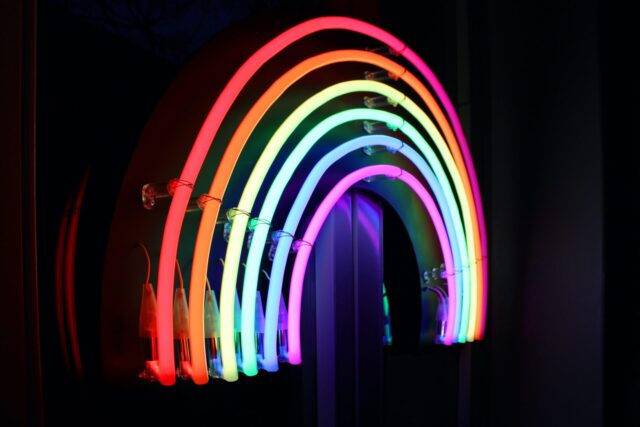 In ricordo delle lotte, dei traguardi politici, sociali e culturali della comunità LGBTQ+, giugno è il mese dedicato alla celebrazione dell’orgoglio arcobaleno. Scopri il perché e quali saranno i principali eventi in Italia!