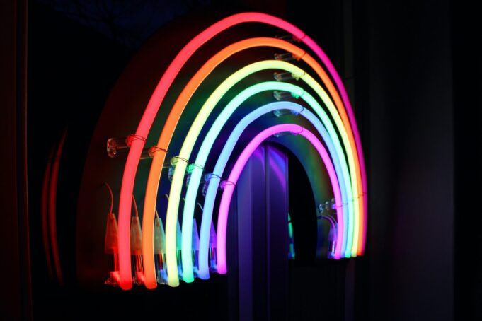 Giugno, mese del Pride In ricordo delle lotte, dei traguardi politici, sociali e culturali della comunità LGBTQ+, giugno è il mese dedicato alla celebrazione dell’orgoglio arcobaleno. Scopri il perché e quali saranno i principali eventi in Italia!