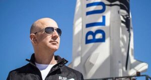 Jeff Bezos: l’uomo più ricco del mondo va nello spazio Jeff Bezos si imbarcherà il prossimo mese sul primo volo spaziale con equipaggio della propria compagnia missilistica, la Blue Origin.