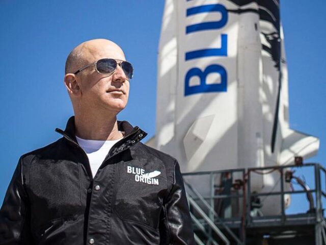 Jeff Bezos si imbarcherà il prossimo mese sul primo volo spaziale con equipaggio della propria compagnia missilistica, la Blue Origin.