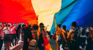 Il fashion celebra il Pride Month 2021: capsule collection in onore dell’orgoglio LGBTQIA+ Giugno é il Pride Month! La moda non poteva mancare all’ordine: ecco alcune capsule collection e iniziative create per l'occasione. Protagonista il colore!