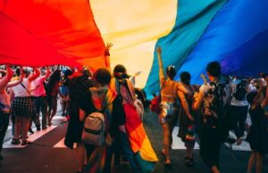 Il fashion celebra il Pride Month 2021: capsule collection in onore dell’orgoglio LGBTQIA+ Giugno é il Pride Month! La moda non poteva mancare all’ordine: ecco alcune capsule collection e iniziative create per l'occasione. Protagonista il colore!
