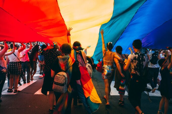 Il fashion celebra il Pride Month 2021: capsule collection in onore dell’orgoglio LGBTQIA+ Giugno é il Pride Month! La moda non poteva mancare all’ordine: ecco alcune capsule collection e iniziative create per l'occasione. Protagonista il colore!
