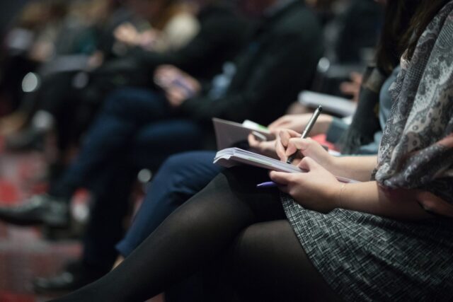 Nella società c’è fervore, le nuove generazioni scalpitano per essere ascoltate e rivestire ruoli di responsabilità. Intanto, le disuguaglianze generazionali continuano ad aumentare: in un anno il tasso di disoccupazione giovanile torna a sfiorare il “30%”.