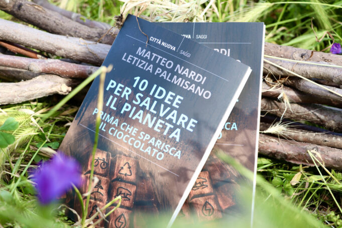 10 idee per salvare il pianeta (prima che finisca il cioccolato) Fresco di stampa e di contenuti, questo decalogo green punta a fornire ispirazione a chi volesse vivere in chiave ambientalista.