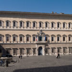 Palazzo Farnese a Roma “squarciato” dallo street artist JR