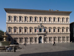 Palazzo Farnese a Roma “squarciato” dallo street artist JR Uno spettacolare trompe-l’oeil di 600 metri quadri è apparso sulla facciata dell’ambasciata francese di Roma, il cinquecentesco Palazzo Farnese.