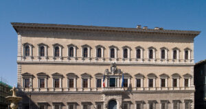 Palazzo Farnese a Roma “squarciato” dallo street artist JR Uno spettacolare trompe-l’oeil di 600 metri quadri è apparso sulla facciata dell’ambasciata francese di Roma, il cinquecentesco Palazzo Farnese.