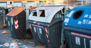 Rifiutarsi di vivere tra i rifiuti L'emergenza rifiuti a Roma torna ciclicamente come ogni estate.