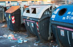 Rifiutarsi di vivere tra i rifiuti L'emergenza rifiuti a Roma torna ciclicamente come ogni estate.