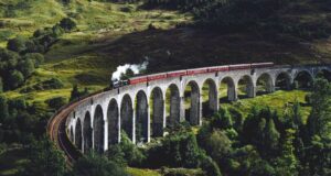 Dall’Orient Express al Futuro: l’elogio dei viaggi in treno per sognare ad occhi aperti In “Storia meravigliosa dei viaggi in treno” P. J. Andersson ci accompagna in un viaggio, rigorosamente su binari, alla riscoperta dello slow travel.