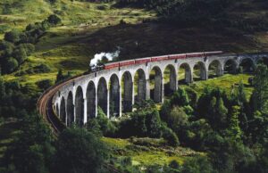 Dall’Orient Express al Futuro: l’elogio dei viaggi in treno per sognare ad occhi aperti In “Storia meravigliosa dei viaggi in treno” P. J. Andersson ci accompagna in un viaggio, rigorosamente su binari, alla riscoperta dello slow travel.