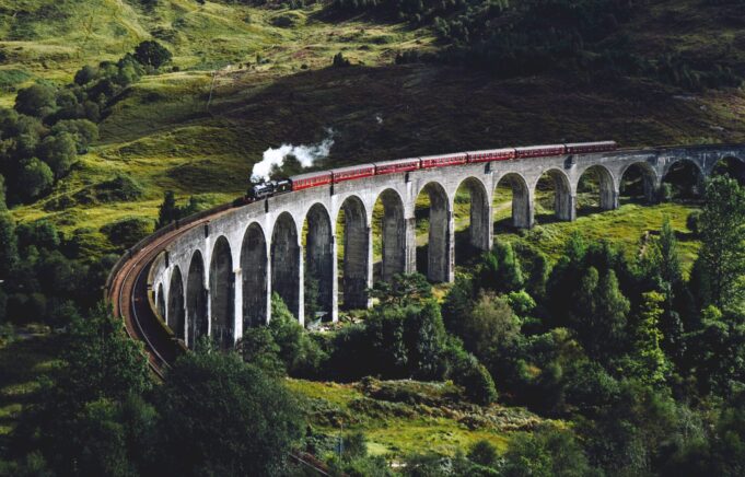 Dall’Orient Express al Futuro: l’elogio dei viaggi in treno per sognare ad occhi aperti In “Storia meravigliosa dei viaggi in treno” P. J. Andersson ci accompagna in un viaggio, rigorosamente su binari, alla riscoperta dello slow travel.