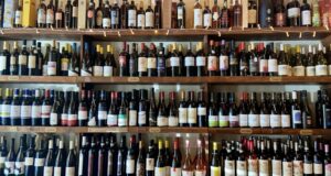 I fattori che influenzano il prezzo del vino. #primaparte Spesso ci si interroga su quanto debba o non debba costare un vino. Tendiamo a pensare che costi troppo, e mai troppo poco.