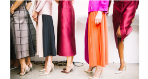 Il Fashion Renting rappresenta davvero un passo verso la sostenibilità? “Fashion renting” si intende letteralmente il noleggio di capi appartenenti al mondo della moda: vestiti, borse, accessori, di solito ad un costo elevato poiché griffati da brand di lusso.