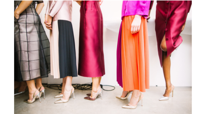 Il Fashion Renting rappresenta davvero un passo verso la sostenibilità? “Fashion renting” si intende letteralmente il noleggio di capi appartenenti al mondo della moda: vestiti, borse, accessori, di solito ad un costo elevato poiché griffati da brand di lusso.