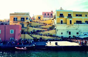 Un Settembre che fa volare: Ventotene e Santa Candida Santa Candida a Ventotene: 10 giorni di festeggiamenti che precedono il 20 Settembre. Vediamo insieme perché si merita una tale celebrazione!