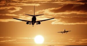Volare, oh oh? 10 miti sull’aviazione da sfatare Diciamocelo, volare non è proprio il nostro "luogo sicuro". Sfatiamo miti e leggende sui voli in aereo con l'aiuto di un pilota!