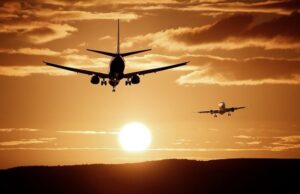 Volare, oh oh? 10 miti sull’aviazione da sfatare Diciamocelo, volare non è proprio il nostro "luogo sicuro". Sfatiamo miti e leggende sui voli in aereo con l'aiuto di un pilota!