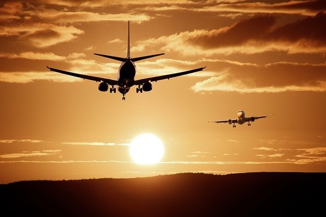 Volare, oh oh? 10 miti sull’aviazione da sfatare Diciamocelo, volare non è proprio il nostro "luogo sicuro". Sfatiamo miti e leggende sui voli in aereo con l'aiuto di un pilota!