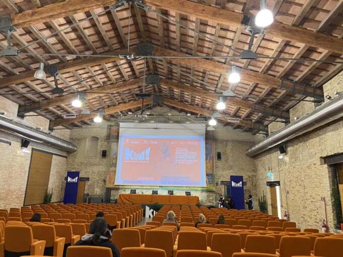 KUM! Festival: come ripartire. CANTIERI 2021 Ad Ancona dal 15 al 17 ottobre si è svolto il KUM! 21, edizione del Festival a cura di Massimo Recalcati e Federico Leoni.