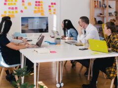 Le regole per una riunione a distanza fatta bene Costretti a lavorare da casa, ci siamo accorti di non poter fare a meno delle riunioni a distanza. Allora è bene conoscere come farne un buon uso.