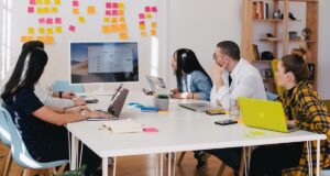 Le regole per una riunione a distanza fatta bene Costretti a lavorare da casa, ci siamo accorti di non poter fare a meno delle riunioni a distanza. Allora è bene conoscere come farne un buon uso.