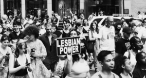 Prima: il podcast sul primo coming out di una donna in Italia Il podcast disponibile su Spotify che attraverso al storia della prima donna italiana a fare coming out, racconta il coraggio di moltə.