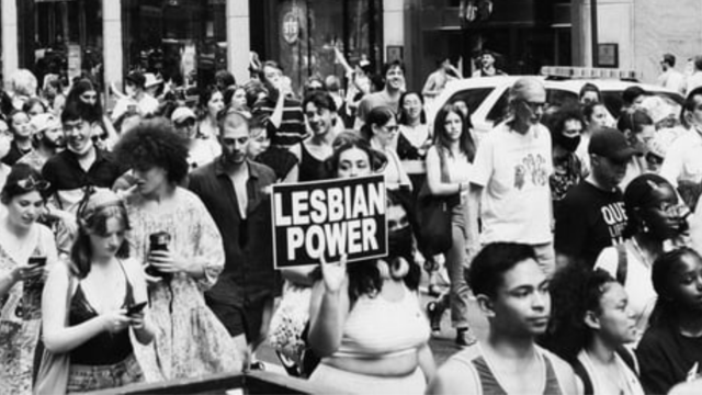 Prima: il podcast sul primo coming out di una donna in Italia Il podcast disponibile su Spotify che attraverso al storia della prima donna italiana a fare coming out, racconta il coraggio di moltə.