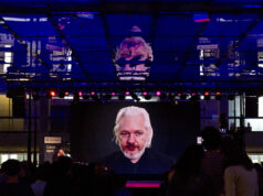 Yahoo! News: vivo o morto, Washington voleva Julian Assange Julian Assange torna a far discutere. Stavolta non per aver divulgato informazioni top secret sulla rete attraverso il sito WikiLeaks.
