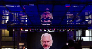 Yahoo! News: vivo o morto, Washington voleva Julian Assange Julian Assange torna a far discutere. Stavolta non per aver divulgato informazioni top secret sulla rete attraverso il sito WikiLeaks.