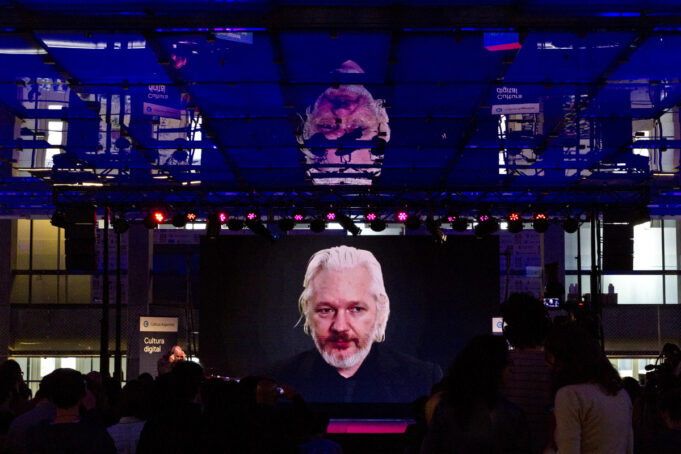 Yahoo! News: vivo o morto, Washington voleva Julian Assange Julian Assange torna a far discutere. Stavolta non per aver divulgato informazioni top secret sulla rete attraverso il sito WikiLeaks.