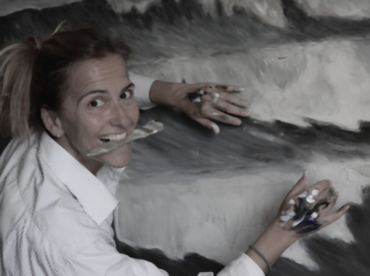 Tutti noi abbiamo un rapporto viscerale con l'acqua: intervista a Susanna Montagna, “pittrice di onde” che immortala le variegate forme di questo elemento.