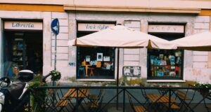 Chi cerca trova: Tra Le Righe, Libreria & Bistrot La libreria-bistrot perfetta a Roma? Per trovare quella perfetta bisogna cercare Tra Le Righe! L'intervista di Wt News alle proprietarie, Paola e Claudia.
