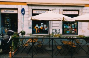 Chi cerca trova: Tra Le Righe, Libreria & Bistrot La libreria-bistrot perfetta a Roma? Per trovare quella perfetta bisogna cercare Tra Le Righe! L'intervista di Wt News alle proprietarie, Paola e Claudia.