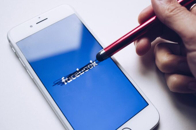 Realtà virtuale: Facebook cambia e diventa “Meta” L’annuncio è arrivato direttamente dal CEO di Facebook, Mark Zuckerberg durante l’evento Facebook Connect in cui ha parlato del metaverso.