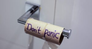 Questione di cesso: discriminazione da toilette Le file interminabili per i bagni delle donne: cosa c'è dietro? In questo articolo sveliamo l'arcano dietro l'annoso problema!