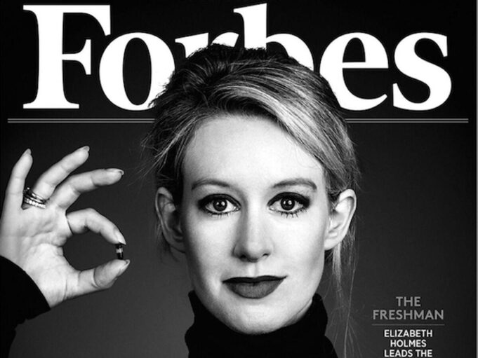 Processo a Elizabeth Holmes, i miliardi e la truffa Si apre il processo alla fondatrice di Theranos, giovane ex-miliardaria che prometteva rivoluzionarie analisi da singola goccia di sangue mentendo a tutti.