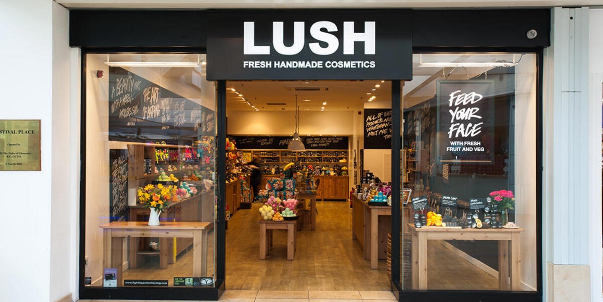 L'azienda cosmetica Lush chiude i profili social per rischi sulla salute mentale. Mentre la Francia blocca l’app Wish per pericoli sulla sicurezza dei prodotti.