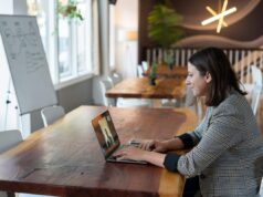 Colloquio online? 5 consigli per fare colpo In attesa del primo colloquio di lavoro nel metaverso, faresti bene a seguire 5 semplici passi per un colloquio a distanza e farti assumere.