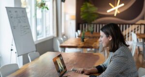 Colloquio online? 5 consigli per fare colpo In attesa del primo colloquio di lavoro nel metaverso, faresti bene a seguire 5 semplici passi per un colloquio a distanza e farti assumere.