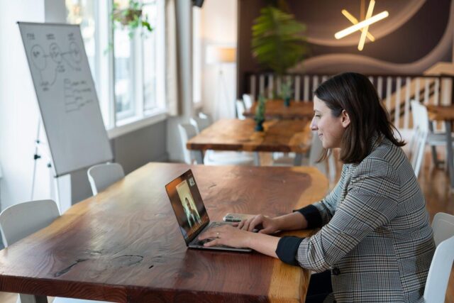 Colloquio online? 5 consigli per fare colpo In attesa del primo colloquio di lavoro nel metaverso, faresti bene a seguire 5 semplici passi per un colloquio a distanza e farti assumere.